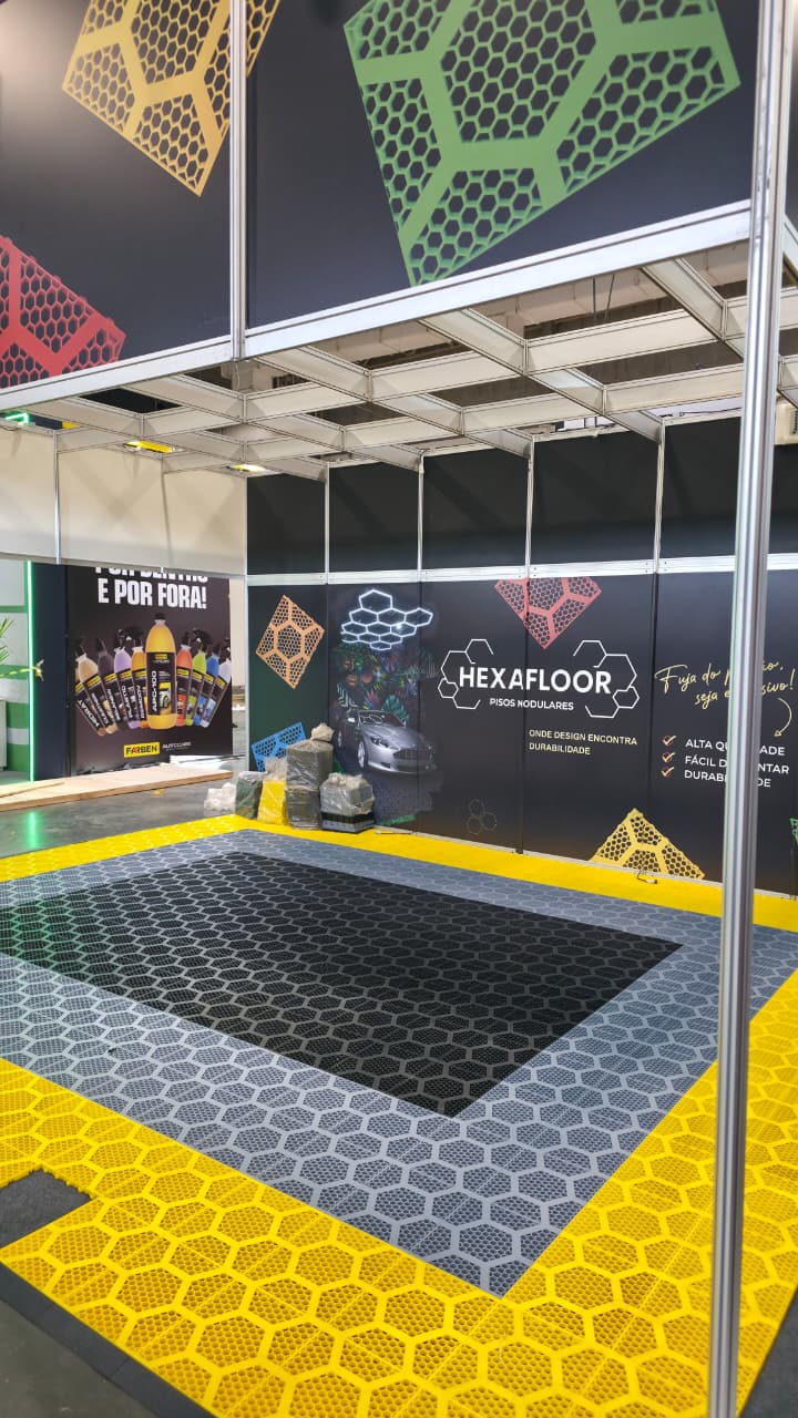 Stand Hexafloor em feira com piso modular nas cores amarelo, cinza e preto