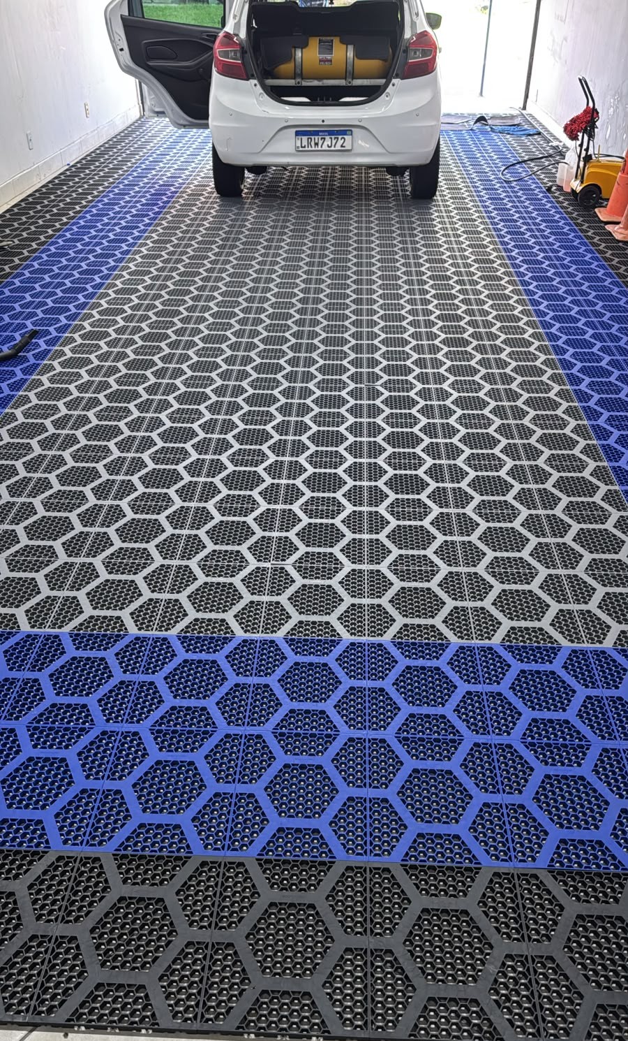 Garagem residencial com piso Hexafloor cinza e azul instalado