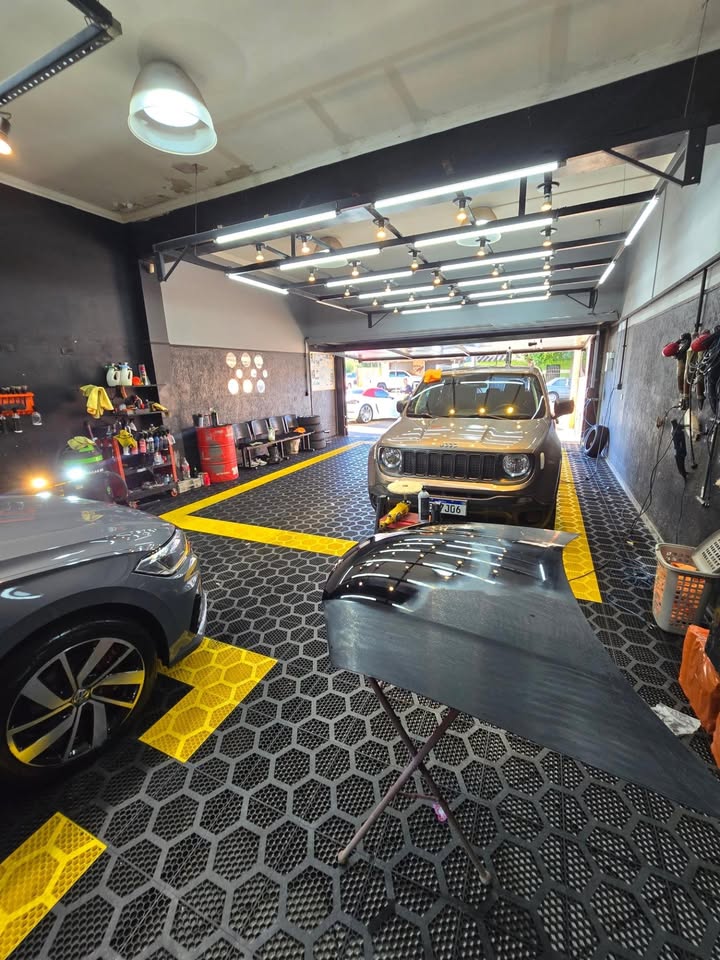 Piso Hexafloor em garagem profissional com detalhes amarelos e pretos