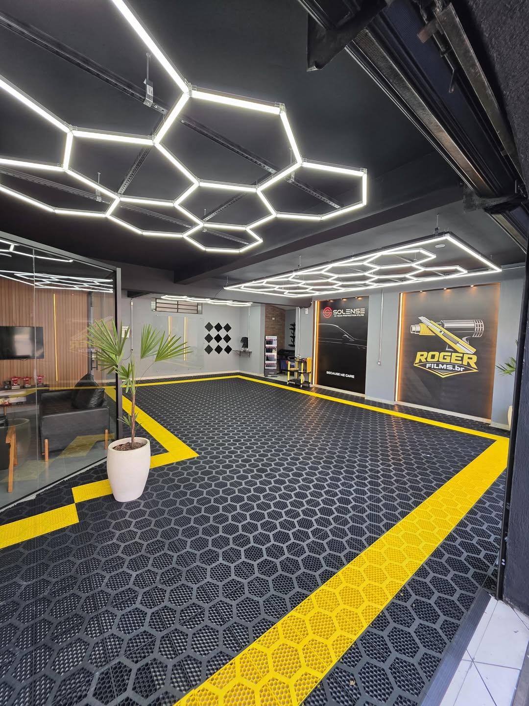 Piso Hexafloor em garagem profissional com detalhes amarelos e iluminação hexagonal